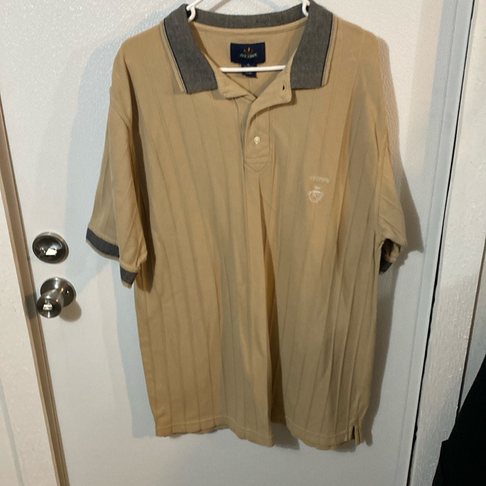 Ivy Crew polo shirt made of 100% cotten.
